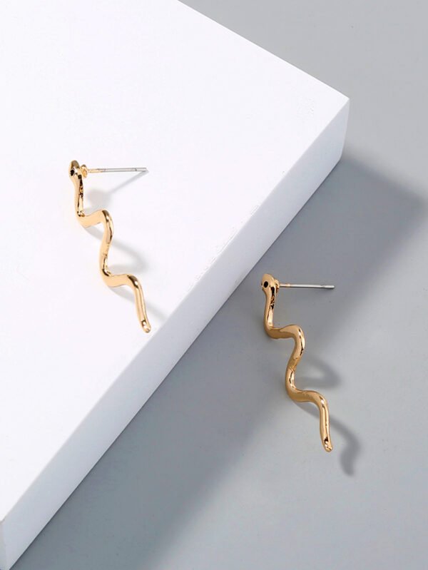Trendy simple ins golden pop twisted snake metal earrings earrings - Image 4